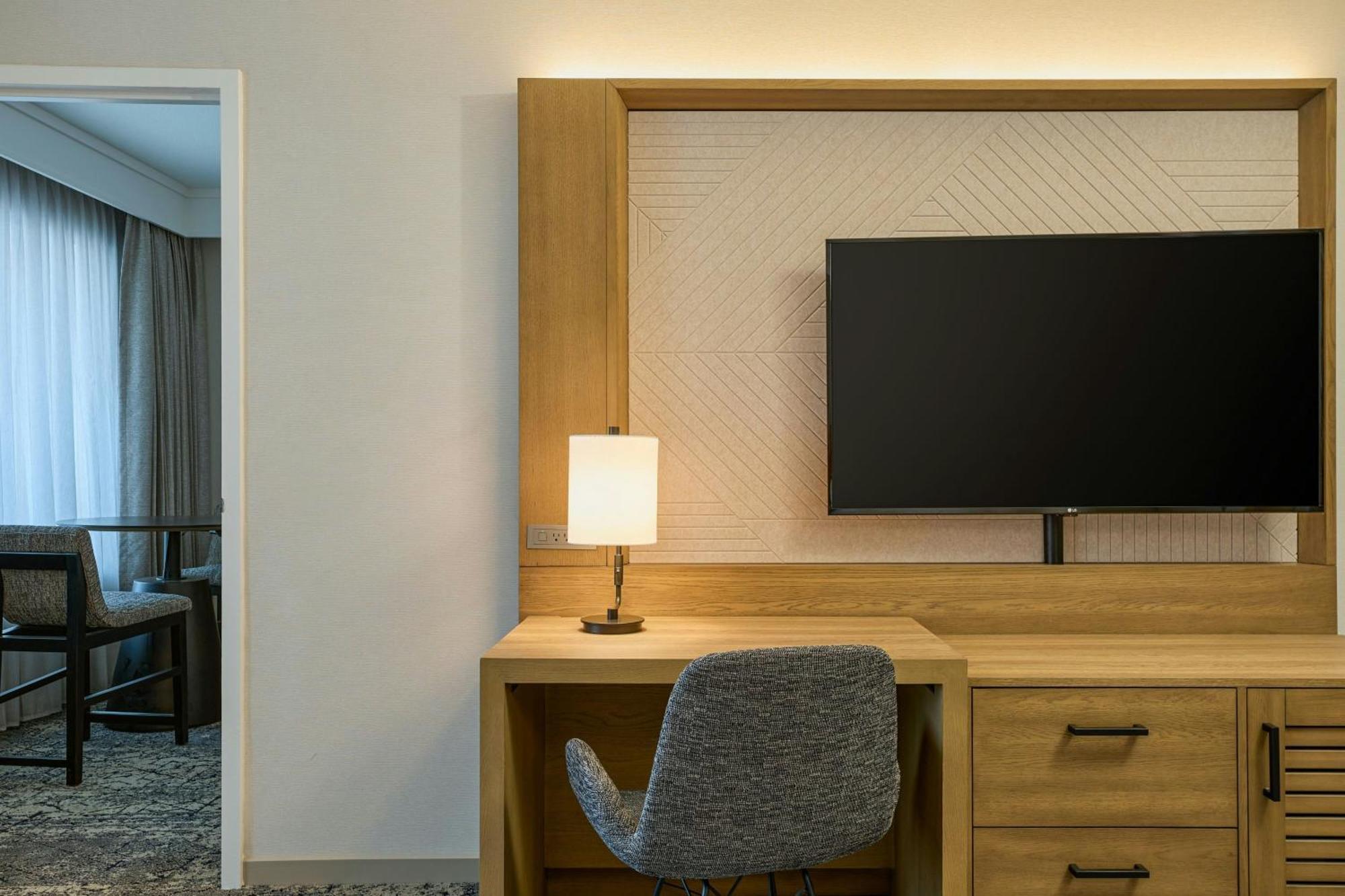 Sheraton Grand Hotel 4*