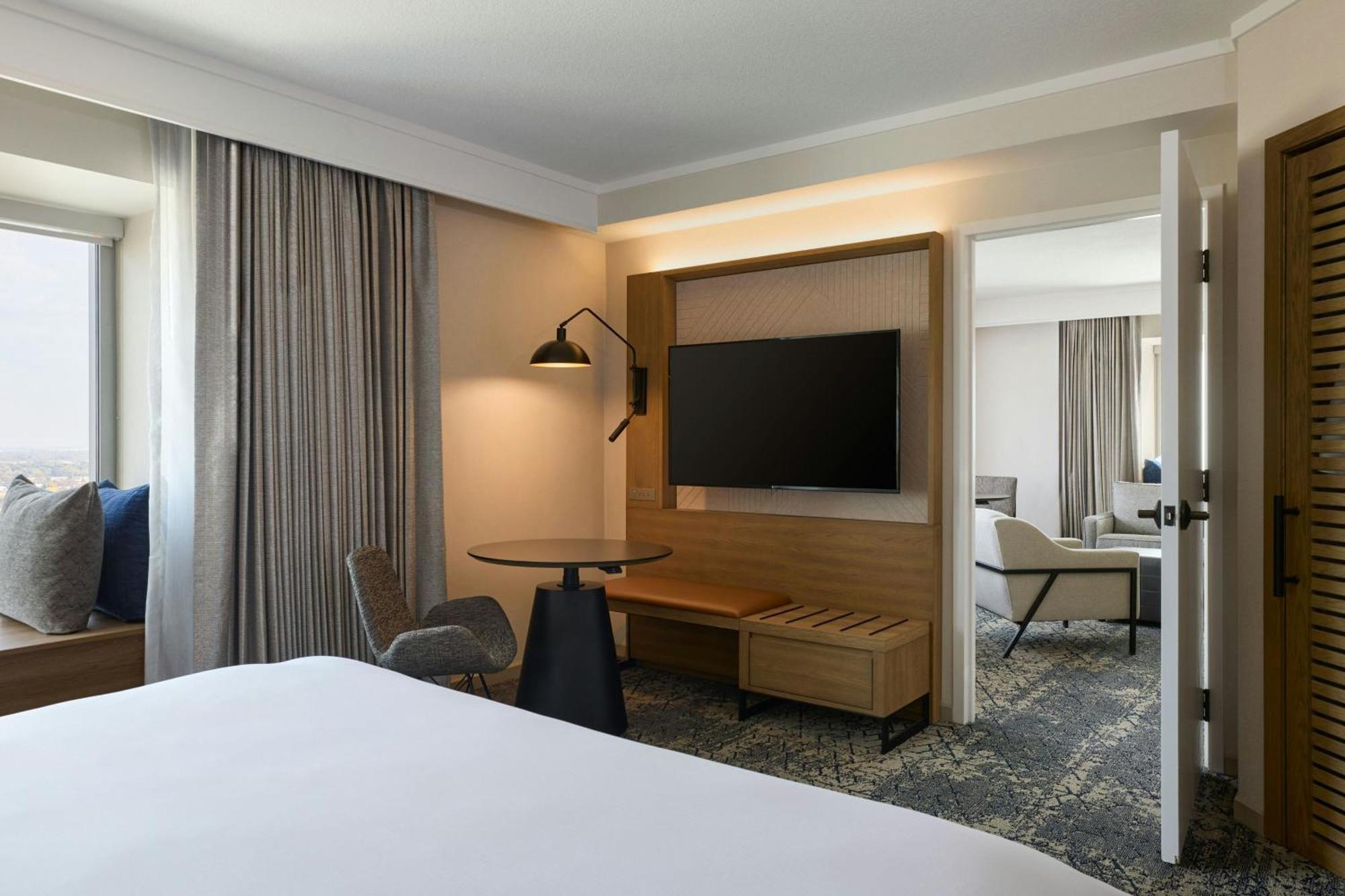 Sheraton Grand Hotel 4*