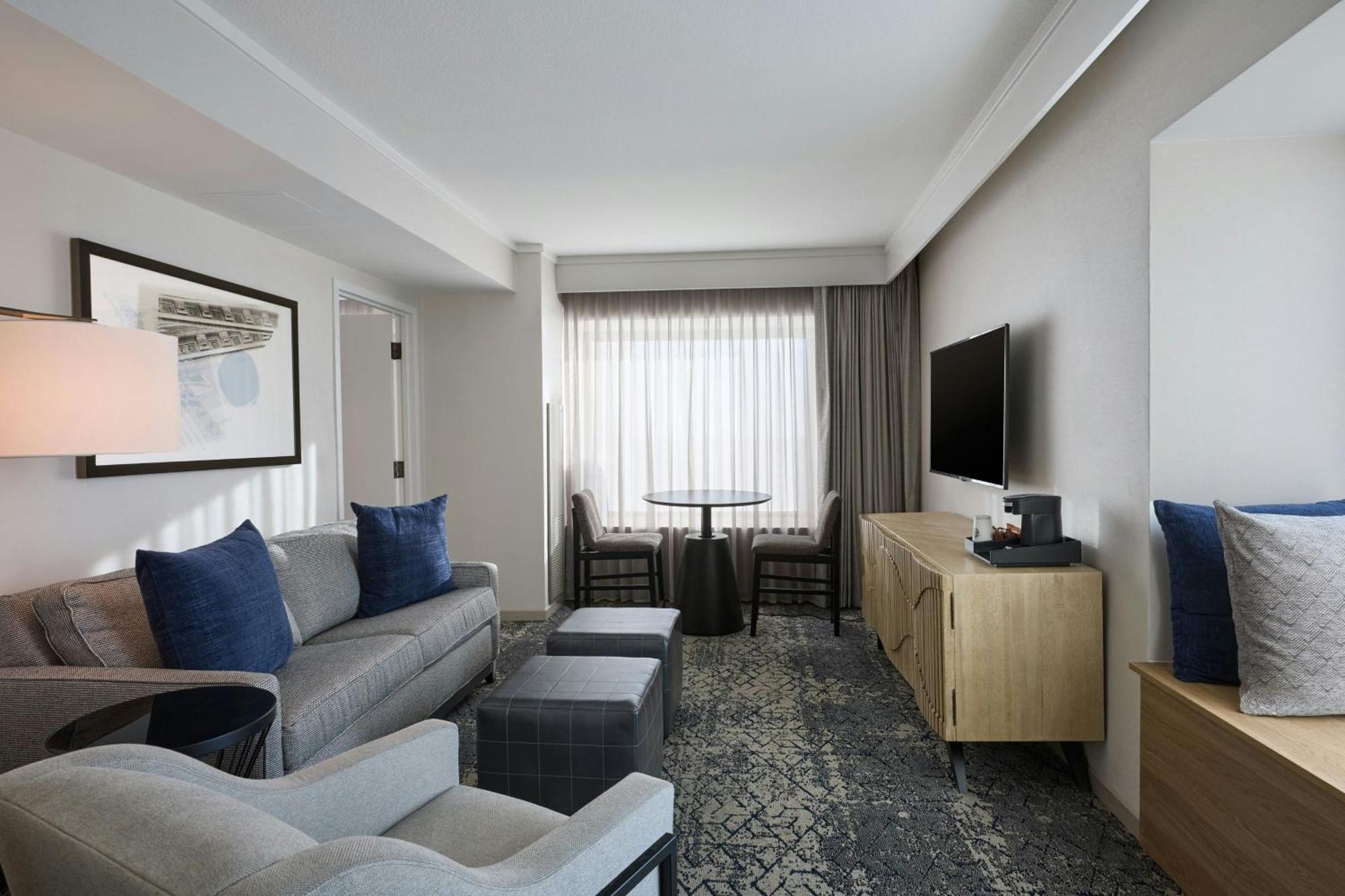 Sheraton Grand Hotel 4*